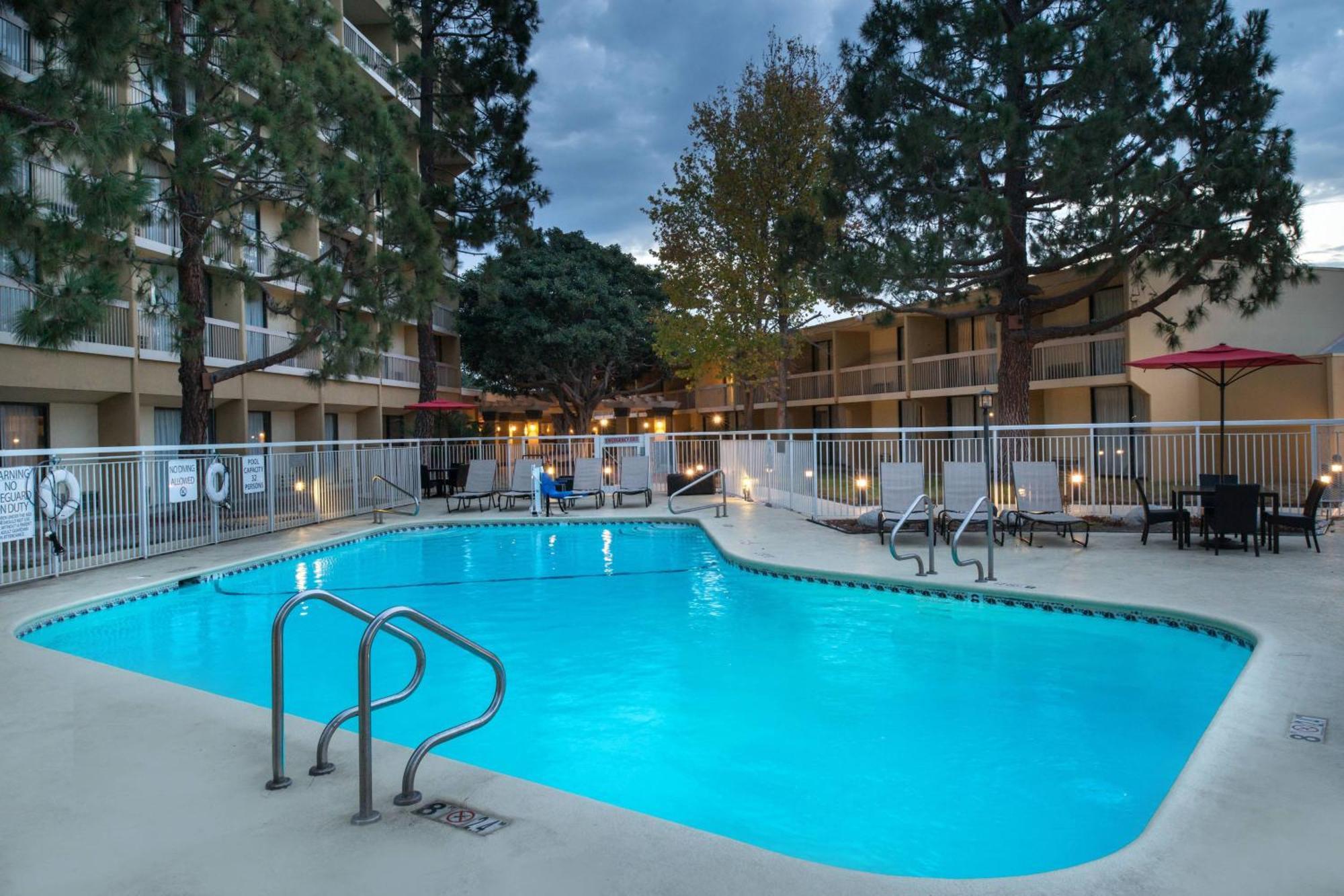 Готель Courtyard By Marriott Oxnard/Ventura Екстер'єр фото