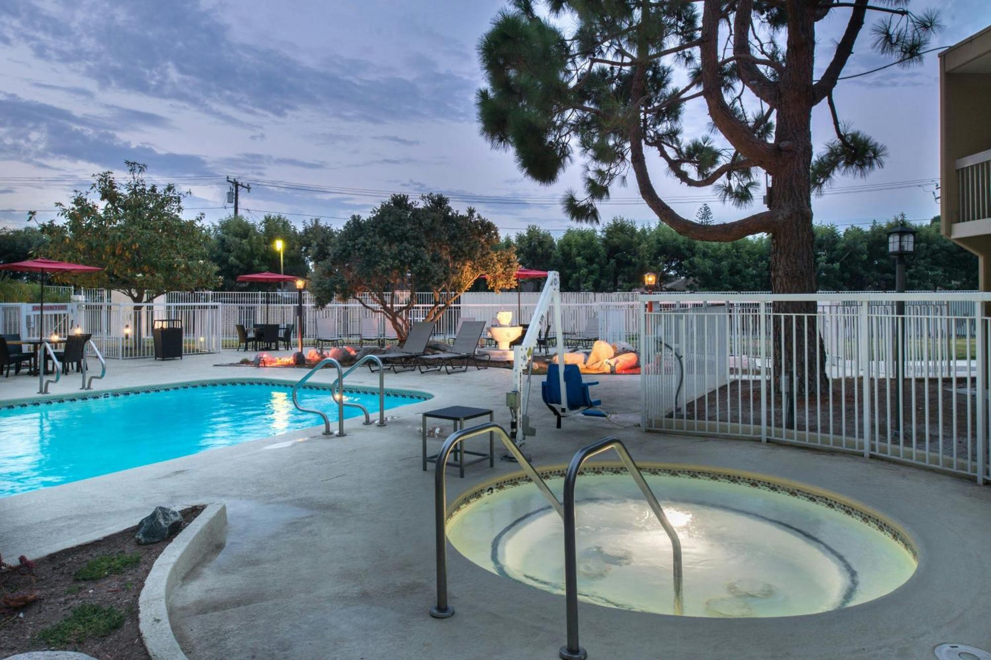 Готель Courtyard By Marriott Oxnard/Ventura Екстер'єр фото